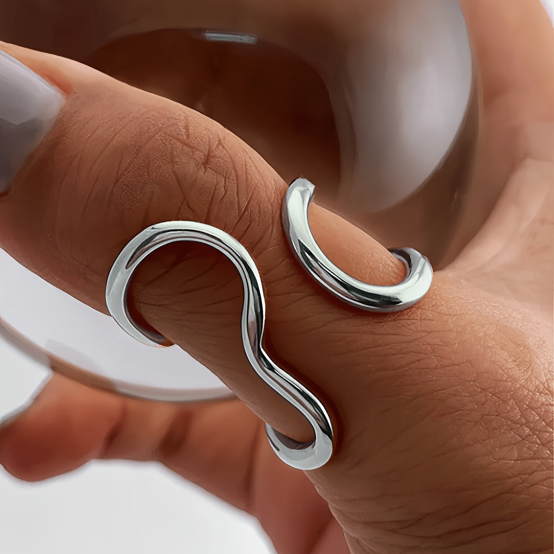 Elegant ring med asymmetrisk bølge