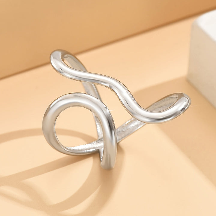 Elegant ring med asymmetrisk bølge