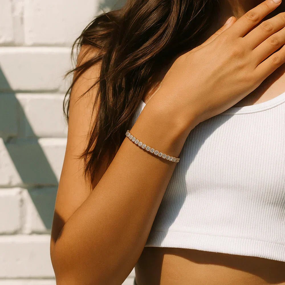 Gullbelagt tennisarmbånd med moissanitt