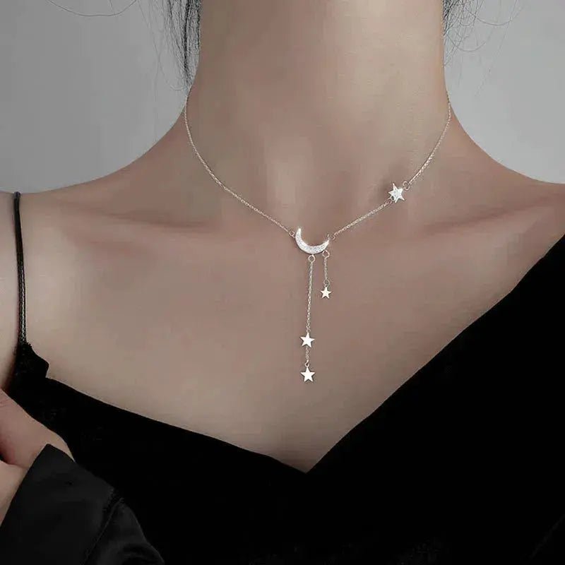 Elegant sølvhalskjede med måne og stjerner