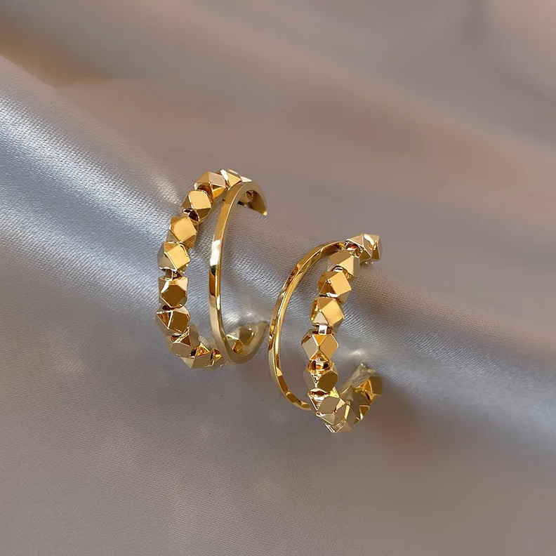 Elegante gullbelagte øredobber med kubisk zirkonia