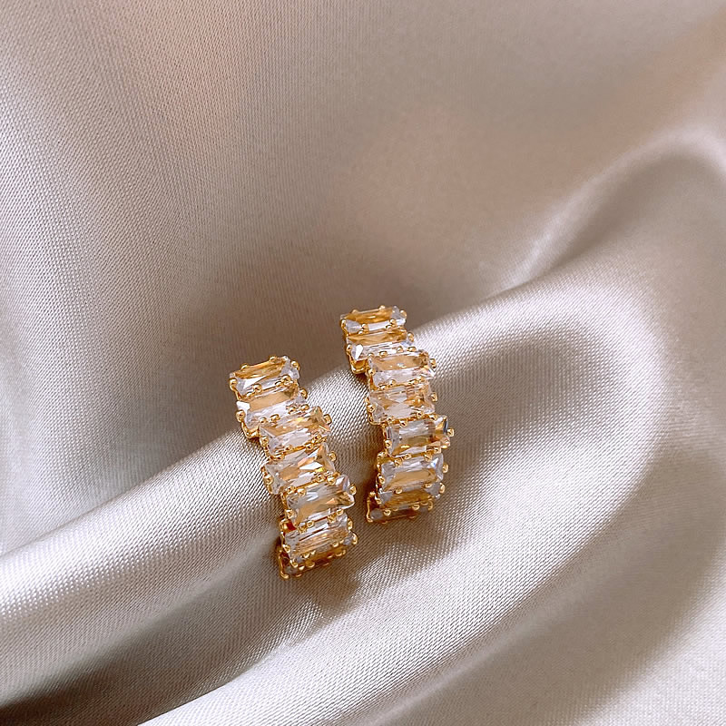 Elegante gulløredobber med glitrende zirkonia