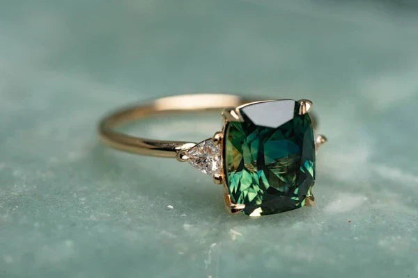 Gullring med vintage-inspirert stein