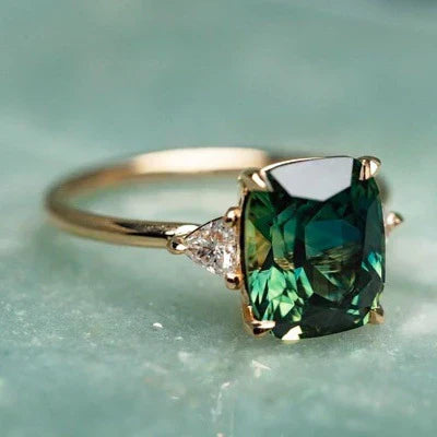 Gullring med vintage-inspirert stein