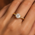 Gullbelagt forlovelsesring med krystall
