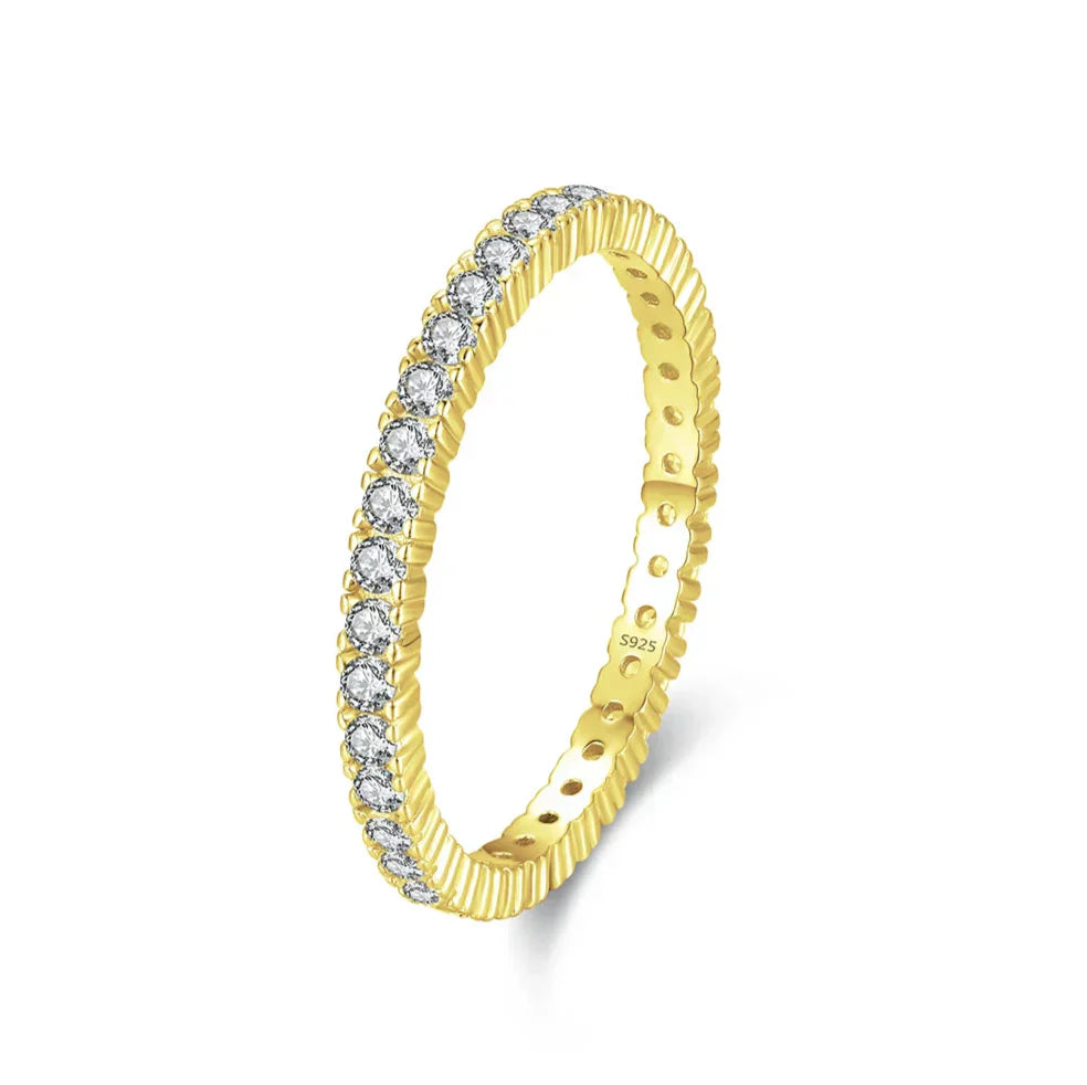 Minimalistisk skinnende eternity-ring