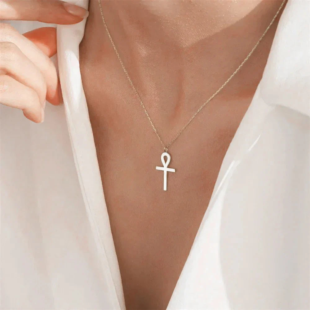 Halskjede med gyllent ankh-vedheng