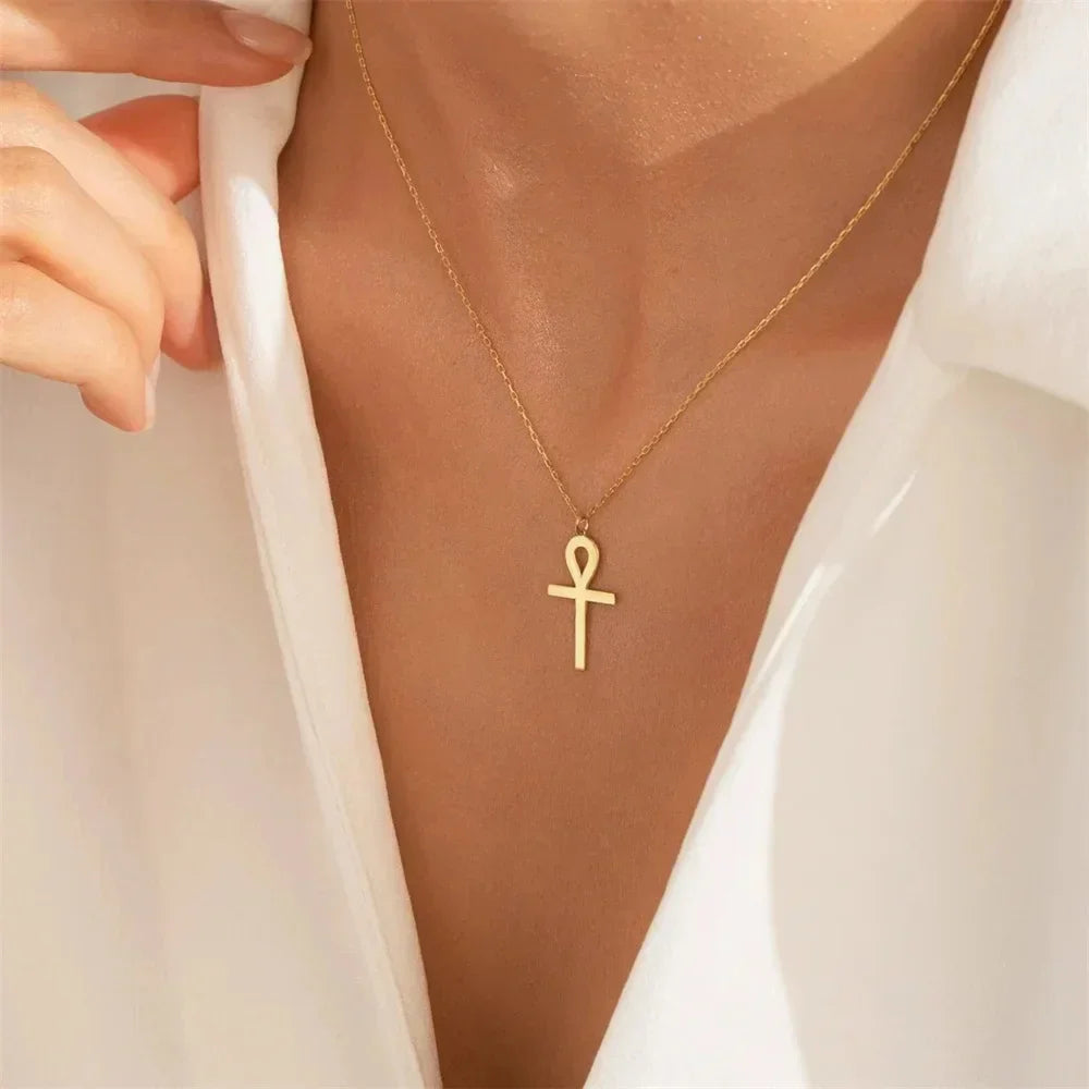 Halskjede med gyllent ankh-vedheng