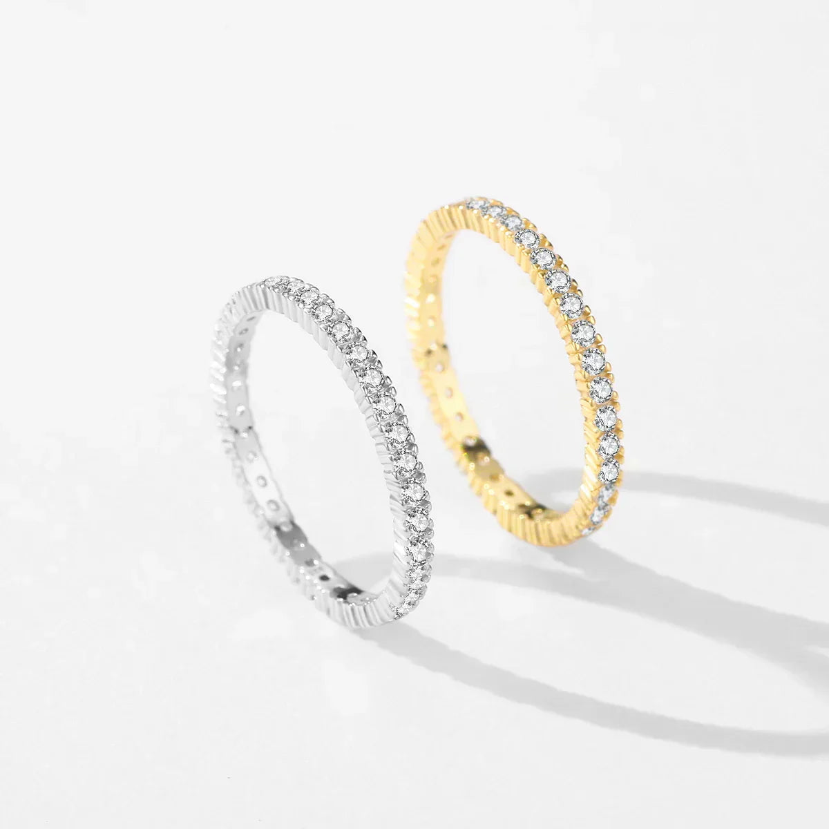 Minimalistisk skinnende eternity-ring