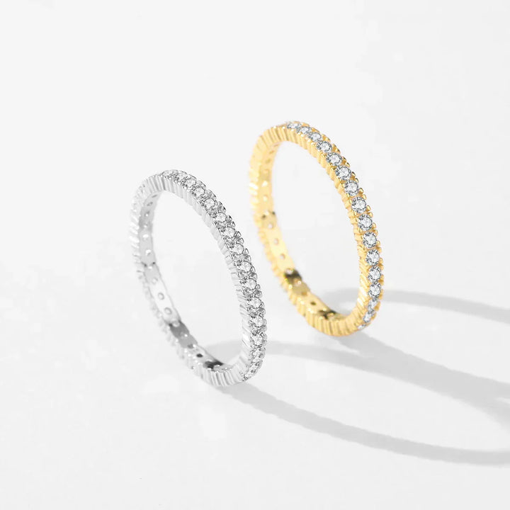 Minimalistisk skinnende eternity-ring