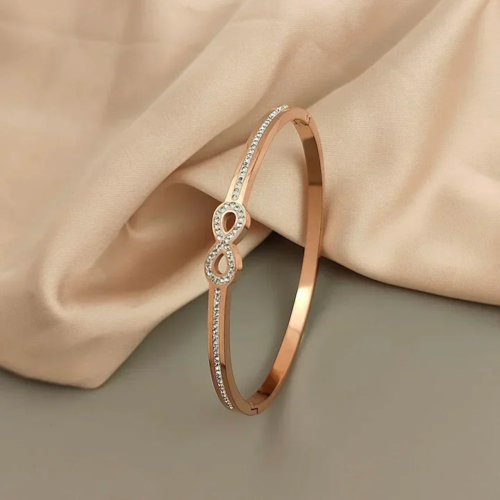 Stivt infinity-armbånd med eksklusive krystaller