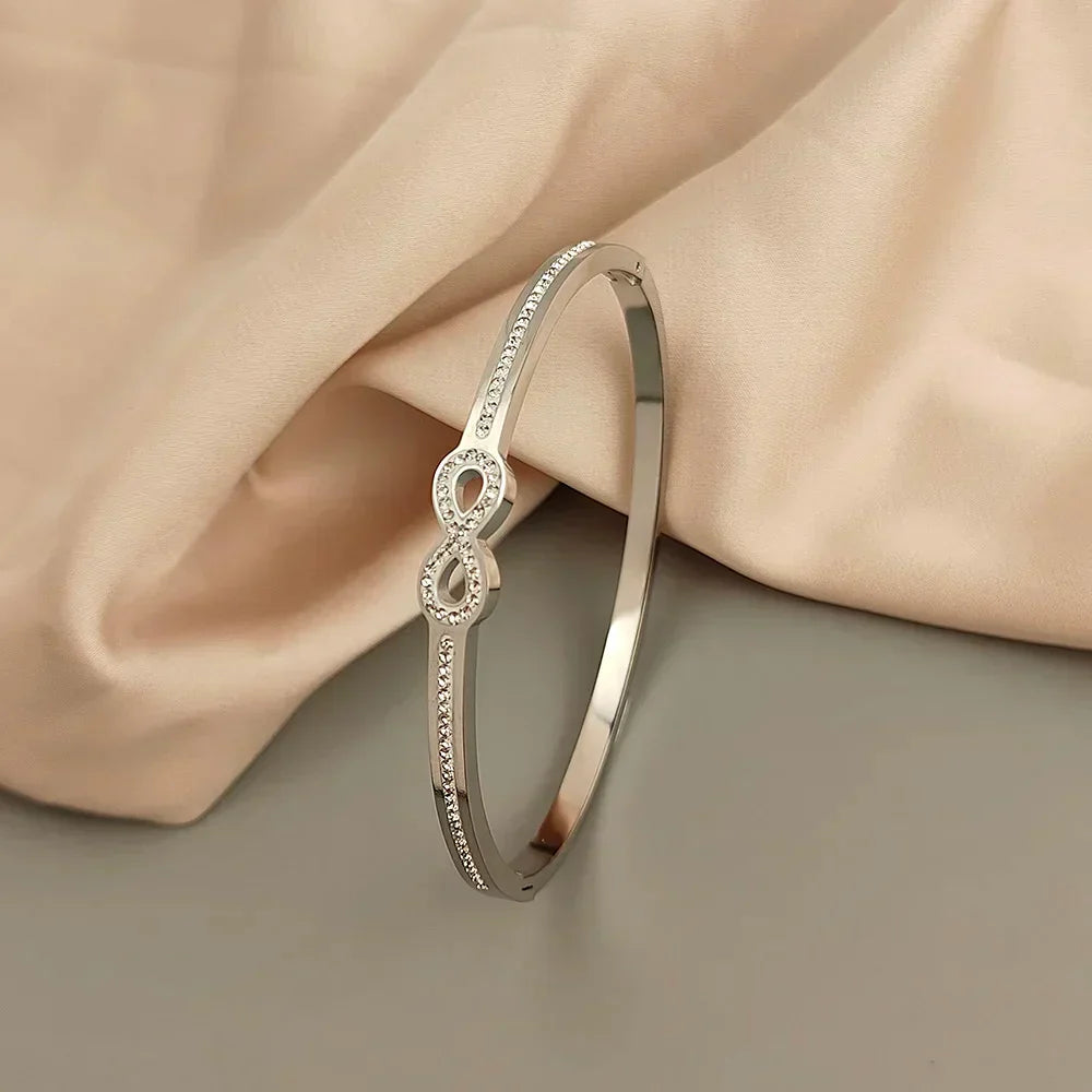 Stivt infinity-armbånd med eksklusive krystaller