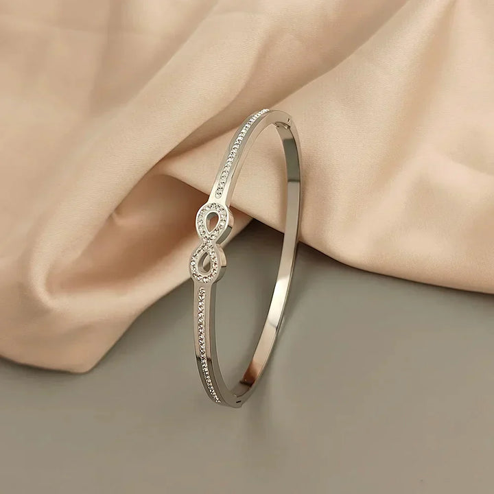 Stivt infinity-armbånd med eksklusive krystaller