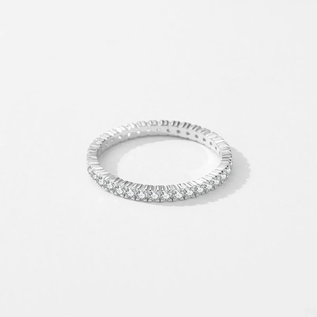 Minimalistisk skinnende eternity-ring