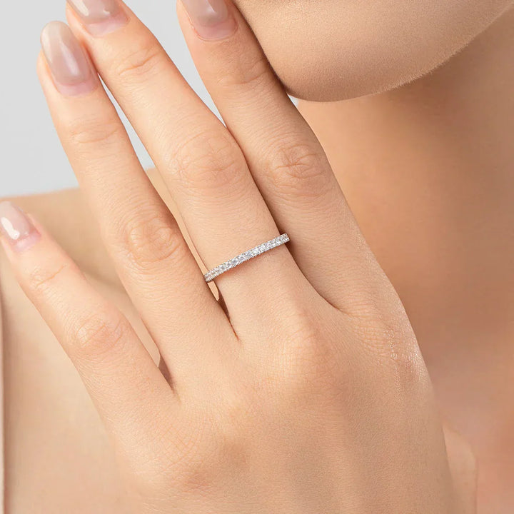 Minimalistisk skinnende eternity-ring