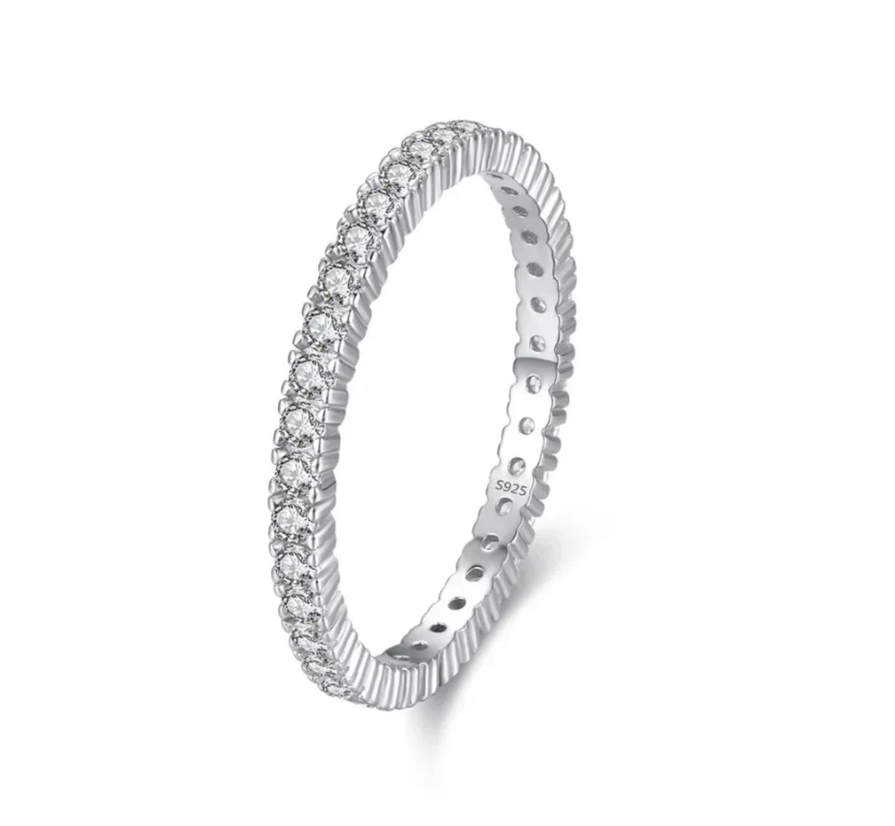 Minimalistisk skinnende eternity-ring