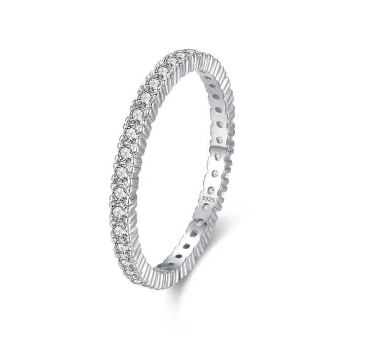 Minimalistisk skinnende eternity-ring