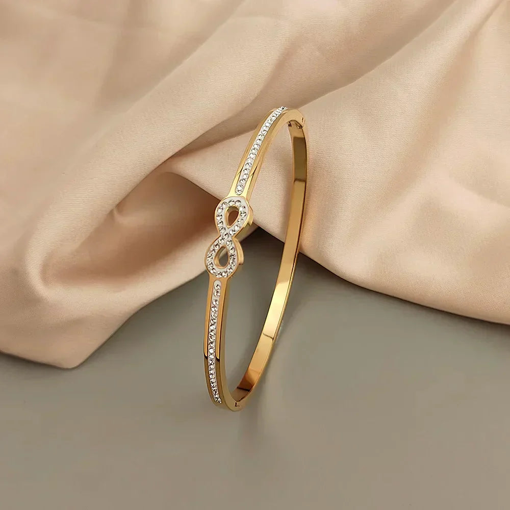 Stivt infinity-armbånd med eksklusive krystaller