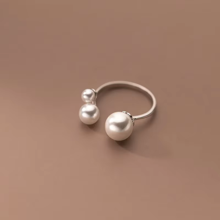 Elegant ring med perletrio