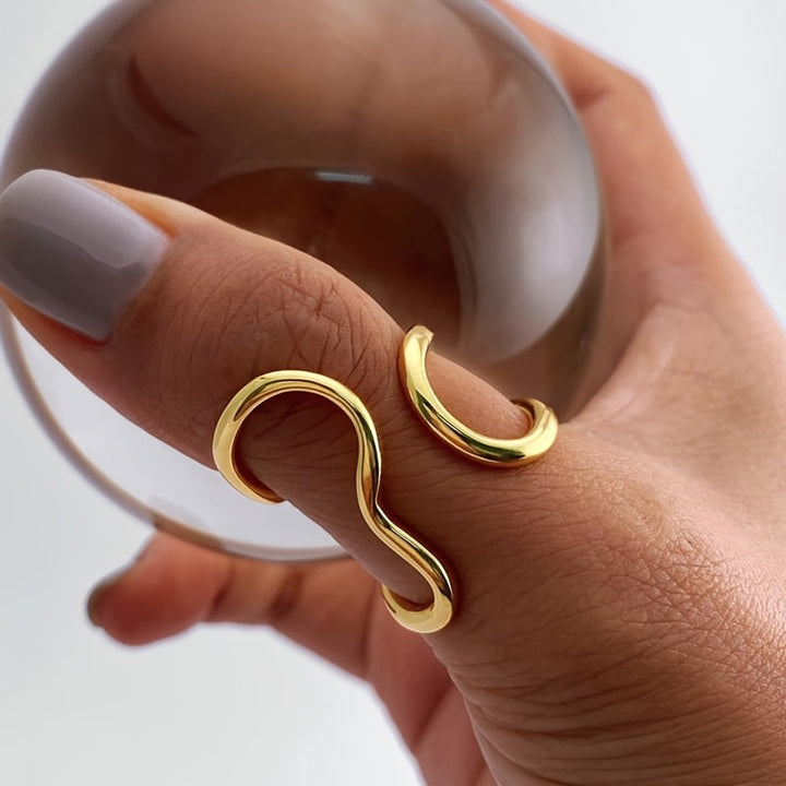 Elegant ring med asymmetrisk bølge