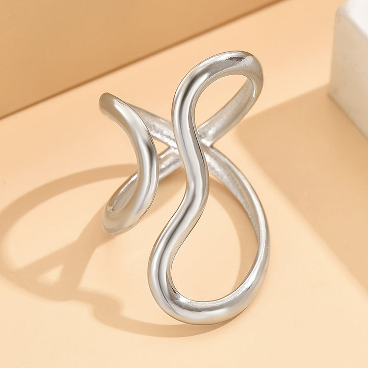 Elegant ring med asymmetrisk bølge