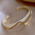 Adriana – elegant armbånd med hvit opal og gullbelegg