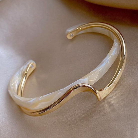 Adriana – elegant armbånd med hvit opal og gullbelegg