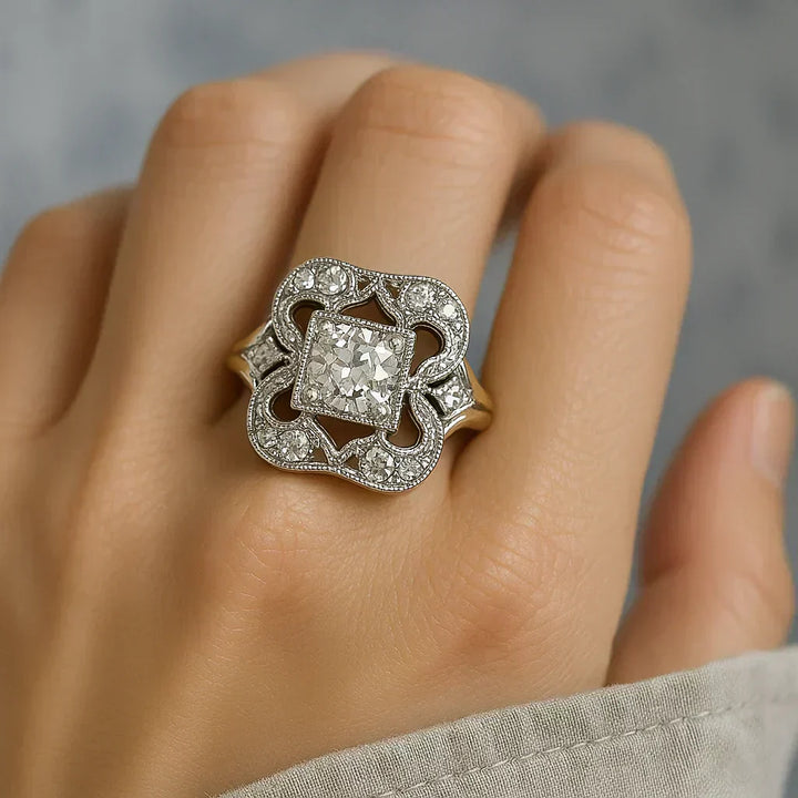 Klassisk gullring med vintage zirkonia