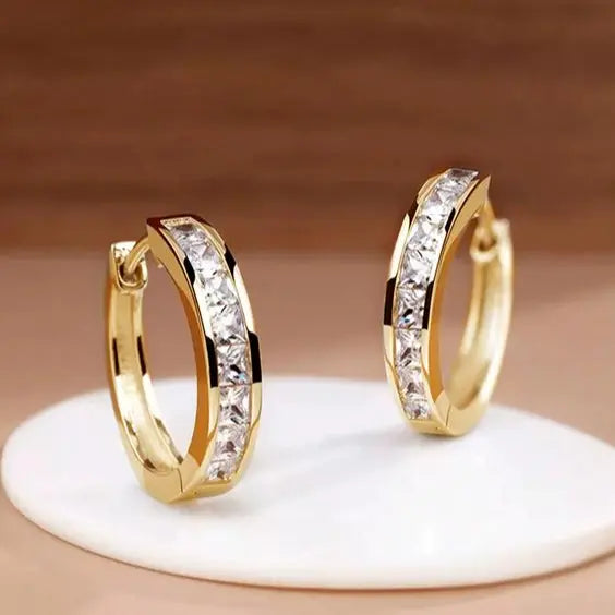 Elegante ringøredobber i gull med krystall