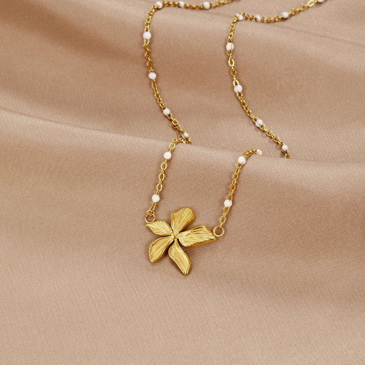 Elegant halskjede med gullblomst