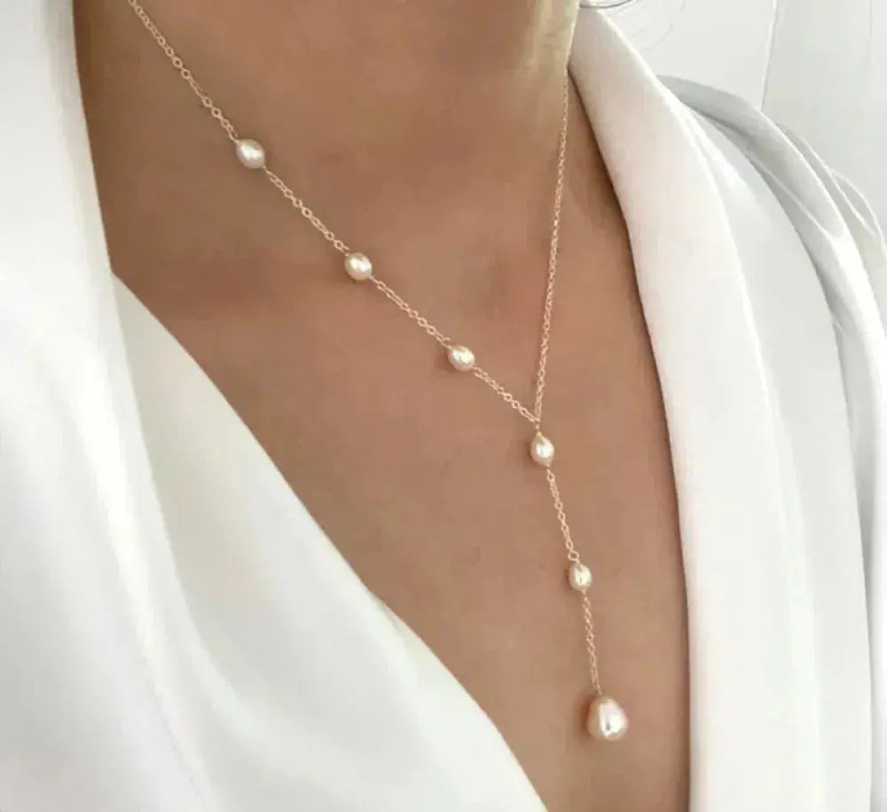 Elegant vintage halskjede med vedheng og perler