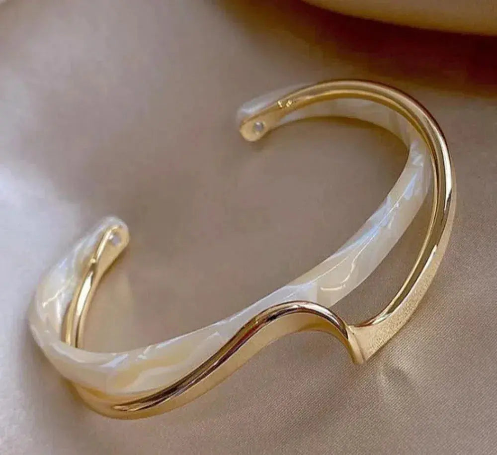 Elegant gullarmbånd med hvit opal